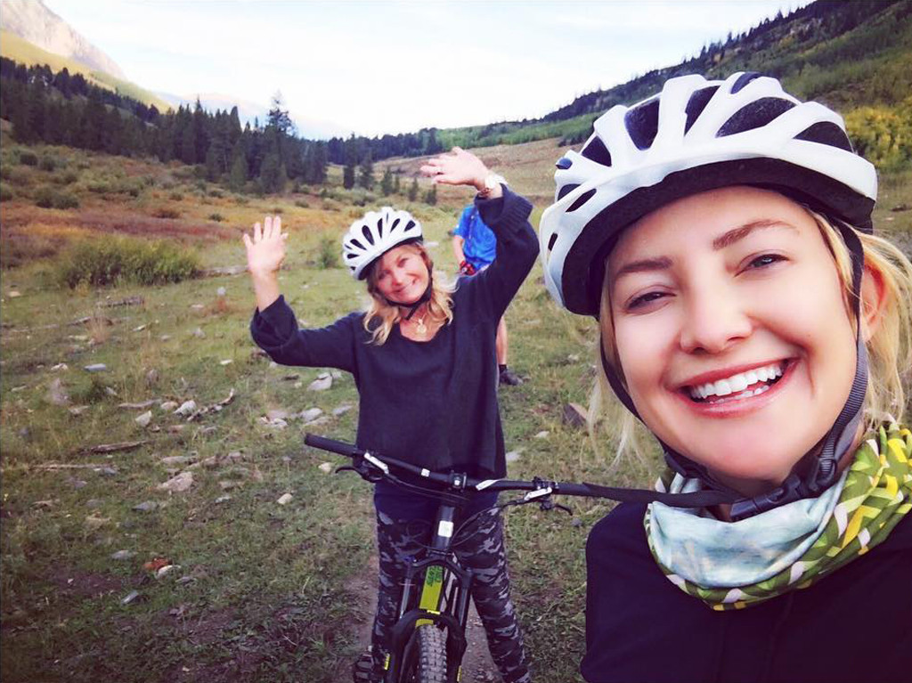 Kate Hudson, Goldie Hawn, Biking